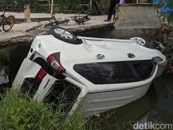 Mobil Terguling di Sungai Demak gegara Sopir Panik Diteriaki Maling