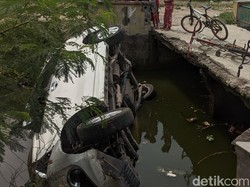 Sopir Panik Diteriaki Maling, Mobil Terguling di Sungai