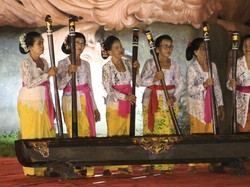 Tradisi Ngoncang, Budaya Turun Temurun Menumbuk Padi di Bali