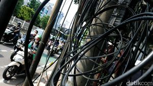 Nyaris Dua Bulan Anies Beraksi, Mampang Belum juga Bebas Kabel Semrawut
