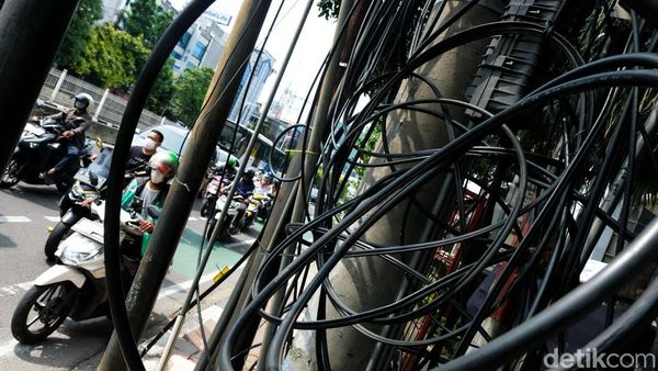 Nyaris Dua Bulan Anies Beraksi, Mampang Belum juga Bebas Kabel Semrawut