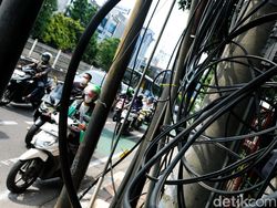 Nyaris Dua Bulan Anies Beraksi, Mampang Belum juga Bebas Kabel Semrawut