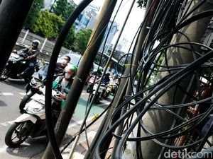 Nyaris Dua Bulan Anies Beraksi, Mampang Belum juga Bebas Kabel Semrawut