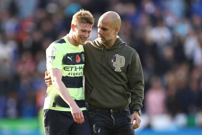 LEICESTER, ENGLAND - OCTOBER 29: Kevin De Bruyne of Manchester City and Pep Guardiola the head coach / manager of Manchester City during the Premier League match between Leicester City and Manchester City at The King Power Stadium on October 29, 2022 in Leicester, United Kingdom. (Photo by James Williamson - AMA/Getty Images)