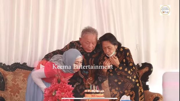 Pesta Ulang Tahun Ayah Angelina Sondakh