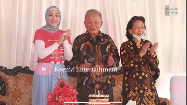 Pesta Ulang Tahun Ayah Angelina Sondakh