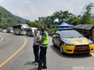 Terpal Longsor Dipasang, Buka-Tutup Jalan Berlaku di Cadas Pangeran