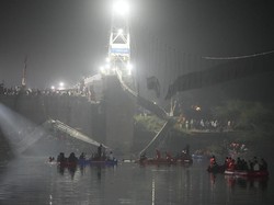 Terus Bertambah, Korban Tewas Jembatan Ambruk di India 132 Orang