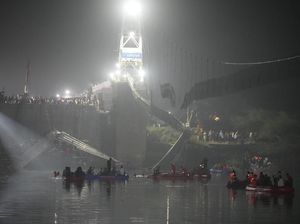 Terus Bertambah, Korban Tewas Jembatan Ambruk di India 132 Orang Terus Bertambah, Korban Tewas Jembatan Ambruk di India 132 Orang