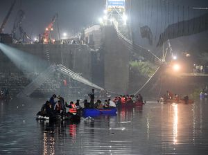 Jembatan Ambruk India Tewaskan 137 Orang, 50 di Antaranya Anak-anak Jembatan Ambruk India Tewaskan 137 Orang, 50 di Antaranya Anak-anak