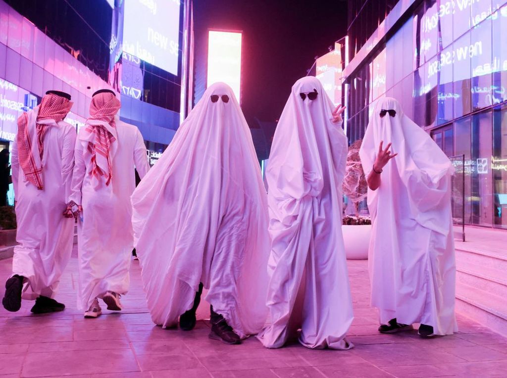 13 Kontroversi Arab Saudi: Bangunan Mirip Kabah Hingga Pantai Bikini
