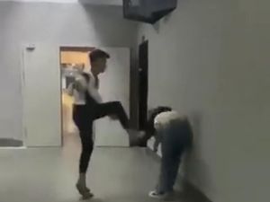 Polisi Malaysia Selidiki Video Viral Pria Pukul-Tendang Wanita