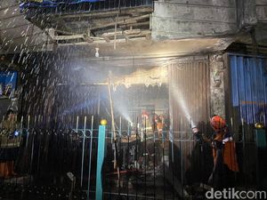 Ruko di Depan Stasiun KA Sukabumi Terbakar, 3 Kucing Terjebak