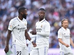 Real Madrid Nggak Mau Beli Bek, nih?