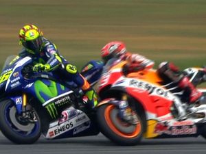 Sepang Clash 2015: Rossi Tegaskan Tak Pernah Tendang Marquez Sepang Clash 2015: Rossi Tegaskan Tak Pernah Tendang Marquez
