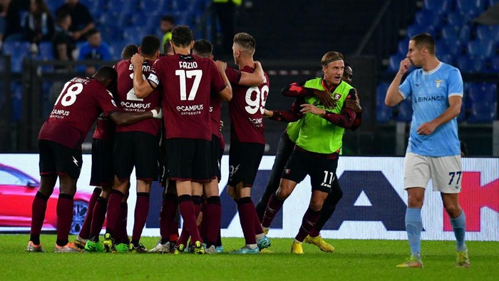 ROME, ITALY - OCTOBER 30: Antonio Candreva of Salernitana celebrates the first goal with his team mates during the Serie A match between SS Lazio and Salernitana at Stadio Olimpico on October 30, 2022 in Rome, Italy. (Photo by Marco Rosi - SS Lazio/Getty Images)