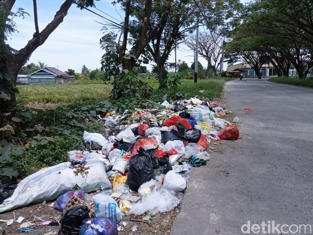 Sampah di Palopo Dibiarkan Berserakan di 4 Titik, Keluarkan Bau Tak Sedap