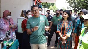 Sandiaga Uno Mampir ke Festival Kuliner, Begini Gayanya