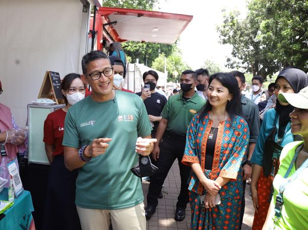 Sandiaga Uno Mampir ke Festival Kuliner, Begini Gayanya