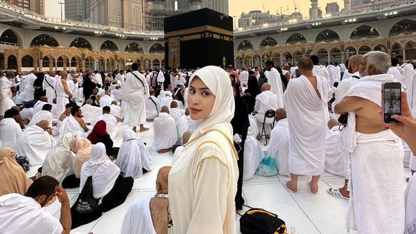 Ekspresi Bahagia Shakilla Kaif, Nggak Nyangka Bisa Sampai Tanah Suci!