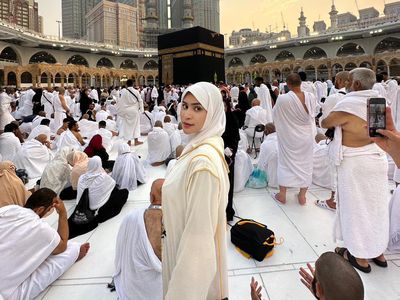 Ekspresi Bahagia Shakilla Kaif, Nggak Nyangka Bisa Sampai Tanah Suci!