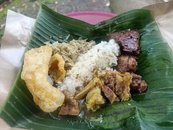 Murah Meriah! Nasi Lawar Rp 2.000 Ini Jadi Incaran di Denpasar
