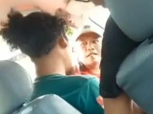Heboh Aksi Pemalak Todong Sajam ke Pengendara Mobil di Lampung Heboh Aksi Pemalak Todong Sajam ke Pengendara Mobil di Lampung