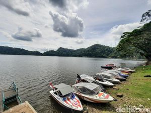 Seru Banget Naik Speed Boat di Telaga Ngebel