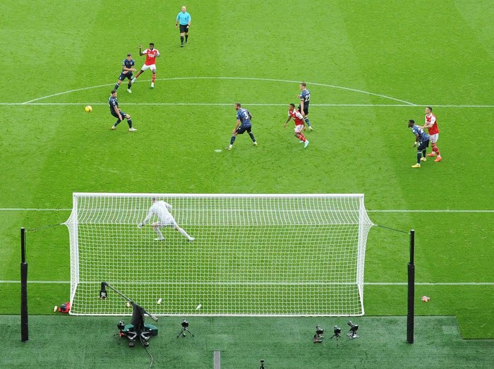 LONDON, ENGLAND - OCTOBER 30: Thomas Partey scores Arsenal's 4th goal during the Premier League match between Arsenal FC and Nottingham Forest at Emirates Stadium on October 30, 2022 in London, England. (Photo by David Price/Arsenal FC via Getty Images)