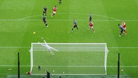 Kiper Forest sudah melompat berusaha menghalau bola. Foto: Arsenal FC via Getty Images/David Price