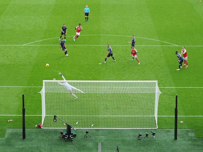 LONDON, ENGLAND - OCTOBER 30: Thomas Partey scores Arsenal's 4th goal during the Premier League match between Arsenal FC and Nottingham Forest at Emirates Stadium on October 30, 2022 in London, England. (Photo by David Price/Arsenal FC via Getty Images)