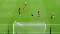 Tapi bola tembakan Partey tertuju ke pojok atas gawang. Foto: Arsenal FC via Getty Images/David Price