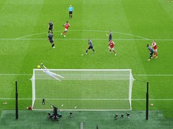 Tapi bola tembakan Partey tertuju ke pojok atas gawang. Foto: Arsenal FC via Getty Images/David Price