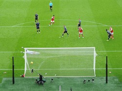 Bola pun bersarang di gawang Forest, membuat Arsenal pada saat itu unggul 4-0. Foto: Arsenal FC via Getty Images/David Price