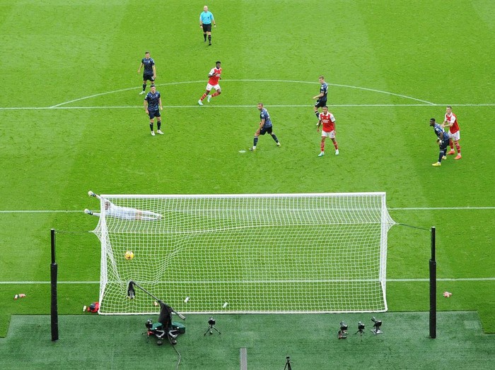 LONDON, ENGLAND - OCTOBER 30: Thomas Partey scores Arsenal's 4th goal during the Premier League match between Arsenal FC and Nottingham Forest at Emirates Stadium on October 30, 2022 in London, England. (Photo by David Price/Arsenal FC via Getty Images)