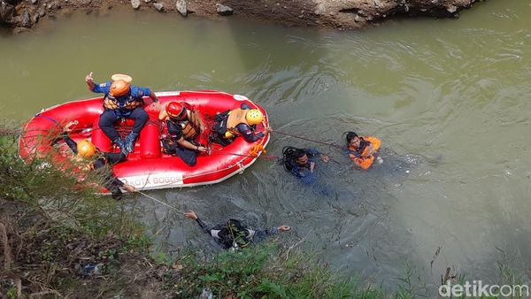 Potret Tim SAR Cari Bocah Tenggelam di Sungai Ciliwung Bogor