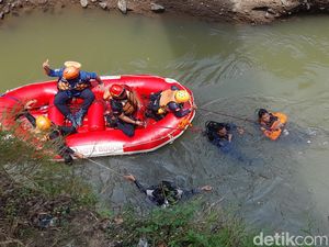 Potret Tim SAR Cari Bocah Tenggelam di Sungai Ciliwung Bogor Potret Tim SAR Cari Bocah Tenggelam di Sungai Ciliwung Bogor