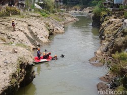 Cari Bocah Tenggelam, Tim SAR Pasang Jaring-Selami Sungai Ciliwung Bogor