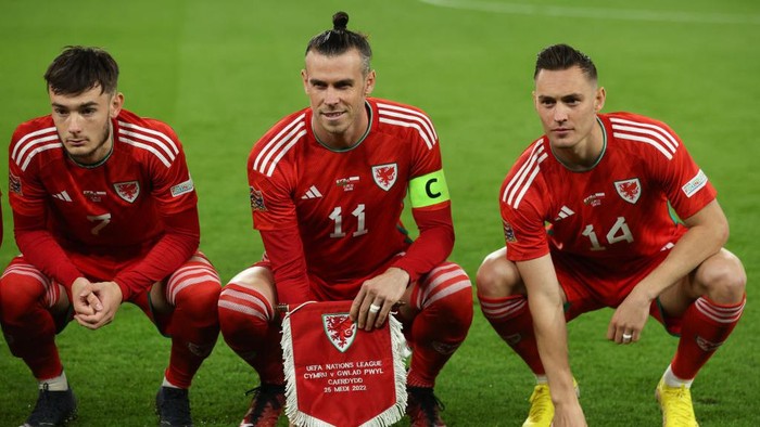 CARDIFF, WALES - SEPTEMBER 25: Dylan Levitt, Gareth Bale holding a match pennant and Connor Roberts of Wales before the UEFA Nations League League A Group 4 match between Wales and Poland at Cardiff City Stadium on September 25, 2022 in Cardiff, United Kingdom. (Photo by Matthew Ashton - AMA/Getty Images)