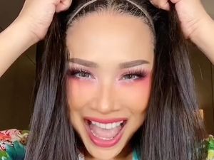 Momen Titi DJ Akhirnya Lepas Wig, Rupanya Begini Rambut Aslinya