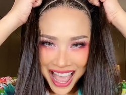 Momen Titi DJ Akhirnya Lepas Wig, Rupanya Begini Rambut Aslinya