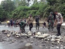 Jembatan Akses 2 Dusun di Polman Putus, TNI-Polri Bangun Jalan Darurat