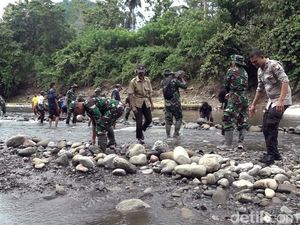 Jembatan Akses 2 Dusun di Polman Putus, TNI-Polri Bangun Jalan Darurat Jembatan Akses 2 Dusun di Polman Putus, TNI-Polri Bangun Jalan Darurat