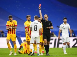 Dalam karier profesional Kroos, baru kali ini ia mendapatkan kartu merah. Foto: AP/Jose Breton