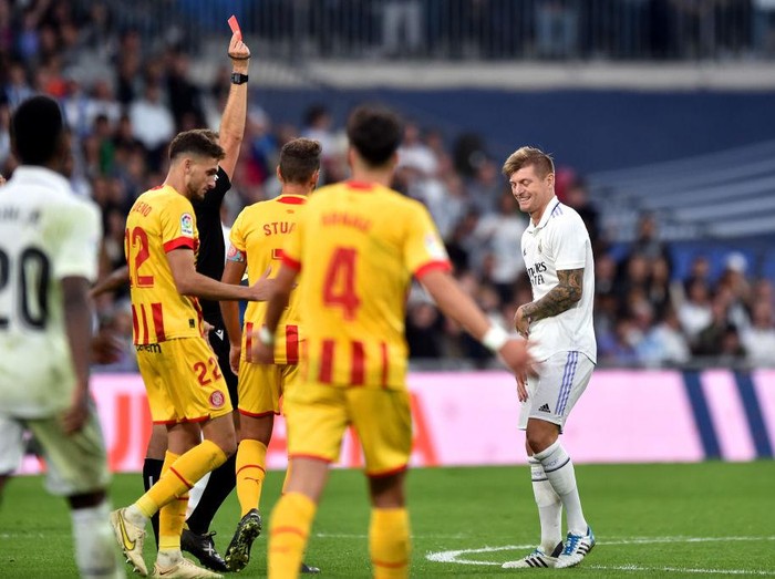 MADRID, SPAIN - OCTOBER 30: Toni Kroos of Real Madrid is shown a red card and sent offsides by referee Mario Melero Lopez during the LaLiga Santander match between Real Madrid CF and Girona FC at Estadio Santiago Bernabeu on October 30, 2022 in Madrid, Spain. (Photo by Denis Doyle/Getty Images)