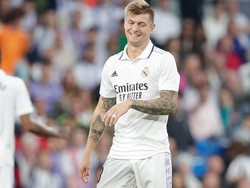 Tak ada protes dari Kroos usai diacungi kartu merah. Ia cuma bisa tersenyum masam. Foto: Getty Images/Soccrates Images