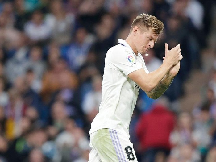 MADRID, SPAIN - OCTOBER 30: Toni Kroos of Real Madrid  during the La Liga Santander  match between Real Madrid v Girona at the Santiago Bernabeu on October 30, 2022 in Madrid Spain (Photo by David S. Bustamante/Soccrates/Getty Images)