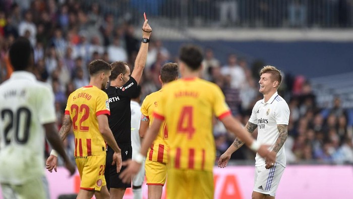 MADRID, SPAIN - OCTOBER 30: Toni Kroos of Real Madrid  reacts as referee Mario Melero Lopez sends him off withv a red card during the LaLiga Santander match between Real Madrid CF and Girona FC at Estadio Santiago Bernabeu on October 30, 2022 in Madrid, Spain. (Photo by Denis Doyle/Getty Images)