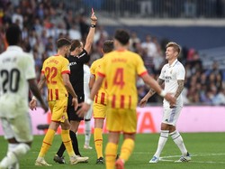 Toni Kroos dapat kartu merah menjelang berakhirnya laga Real Madrid vs Girona. Foto: Getty Images/Denis Doyle
