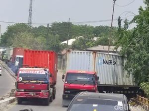 Truk Trailer Terperosok di Jembatan Layang Trosobo Sidoarjo, Lalin Macet 5 Km